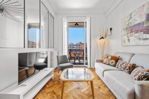 Elegant Apartment with Air Conditioning and Terrace
