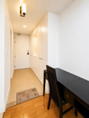 The Manor - Quiet Comfortable & Central Studio with Pool Access - image 4
