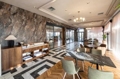 Ресторан, Fly Inn Hotel in Laplje Selo