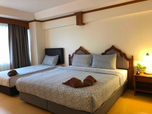 3 twin beds