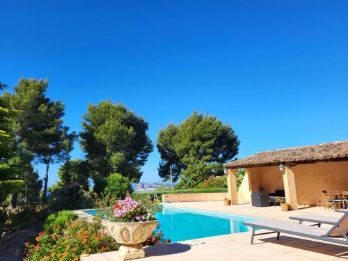 Kilátás, Chambre privée, piscine, pool house, kitchenette d'été (Chambre privee, piscine, pool house, kitchenette d'ete) in La Ciotat