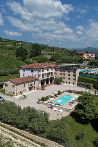 VerdeOlivo 1876 - Apartments & Pool in Mezzane Di Sotto