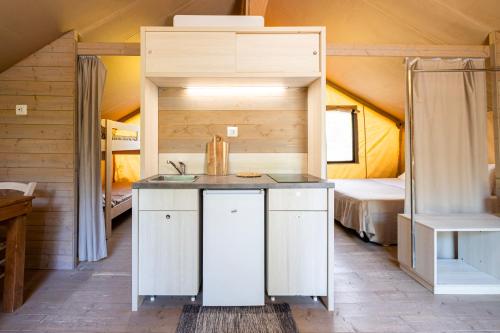 1 double bed, 1 twin bed, 2 bunk beds