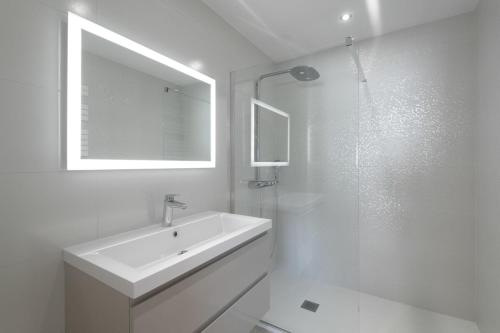 Maison Calypso Luxury Lakefront Villa with Hot Tub & Sauna - image 2
