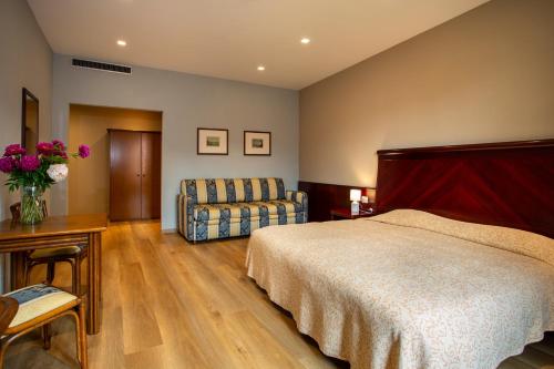 1 queen bed, 1 sofa bed, 1 futon bed