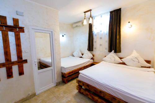 2 queen beds