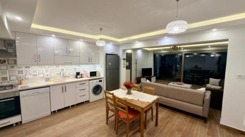 Cuina, BODRUM BURCU RESIDENCE, Magnificent Sea View, Cozy, Free Otopark, Free Wifi in Yokubasi