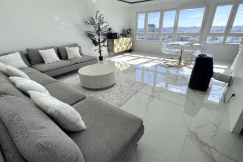 Nice Apartment with amazing view of Paris plus Parking, Paryż
