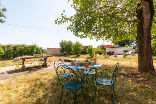 Градина, La Maison du Tonnelier - Beau jardin avec piscine in Aumagne