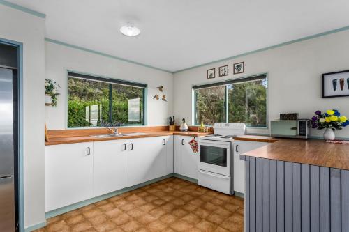 A szálláshely kívülről, Little Kowhai - Te Kaha Holiday Home in Te Kaha