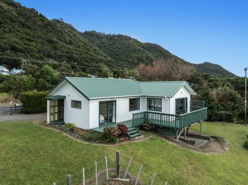 A szálláshely kívülről, Little Kowhai - Te Kaha Holiday Home in Te Kaha