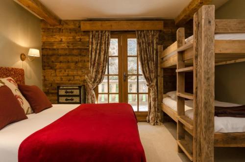 1 queen bed, 2 bunk beds