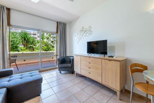 797 Holiday Rentals- Precioso piso con vistas al jardin en Benalbeach 4