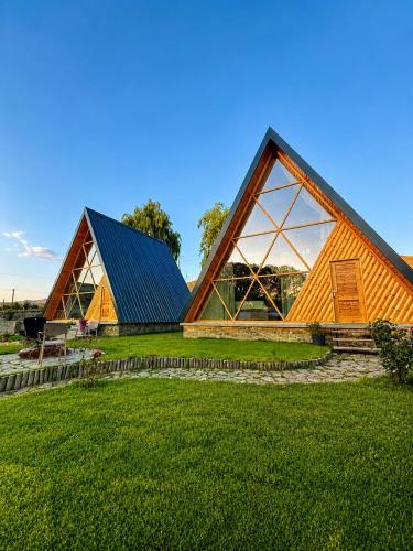 Фасада на хотела, Bujtina Fati Art in Ерсека
