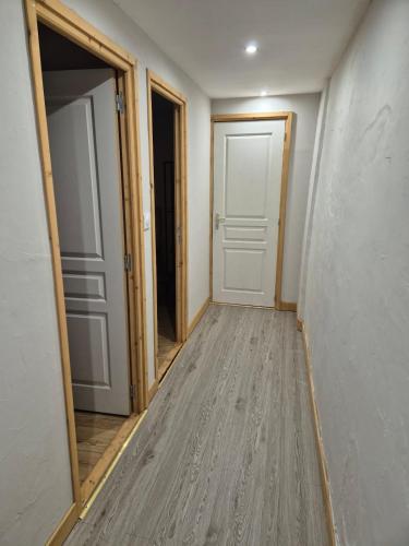 Maison de village tout confort avec terrasse in Šambon Sur Vojēza