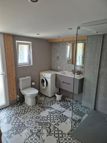 Maison de village tout confort avec terrasse in Šambon Sur Vojēza