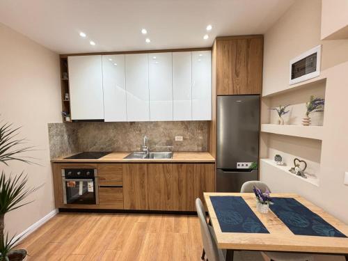Leti Apartment Hoxha Tahsim 2 - image 3