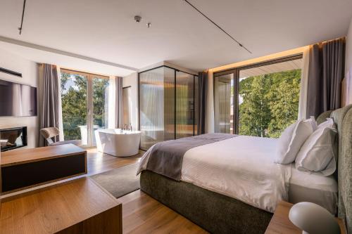 Pine Hotel & Spa Brezovice in เปรวัลเล
