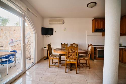 Apartment Aria with private heated pool in Duce