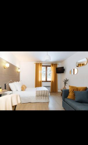 1 double bed, 2 twin beds