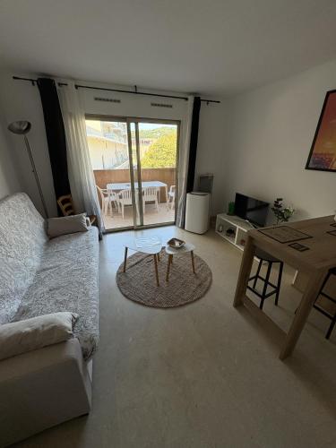 Studio with balcony, pool and clim close to Cannes