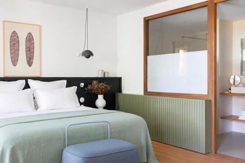 1 queen bed, 1 sofa bed
