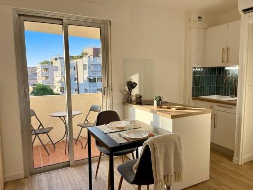Studio climatisé, Terrasse, Parking privé, 10min à pied Port Fréjus