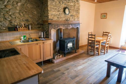 Pyreneasy 3 Gites, 8 bedrooms for a large group in La Barthe-de-Neste