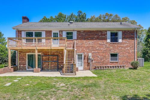 3 Mi to Dtwn: Spacious Warsaw Retreat w/ Huge Yard in Warsaw (VA)
