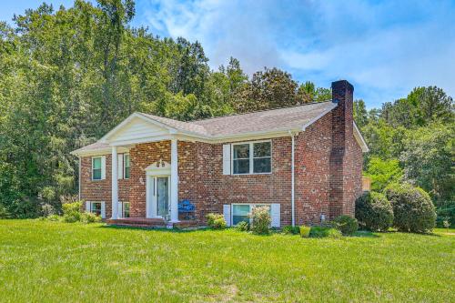 3 Mi to Dtwn: Spacious Warsaw Retreat w/ Huge Yard in Warsaw (VA)