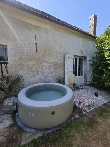 Karstais baseins, Grande bâtisse fraîchement rénovée (Grande batisse fraichement renovee) in Veuilly-la-Poterie