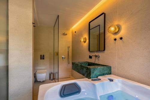 ห้องน้ำ, Pine Hotel & Spa Brezovice in เปรวัลเล