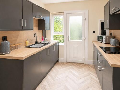 Stylish 3BDR in Glasgow - Sleeps 7 - Parking in Glasgow
