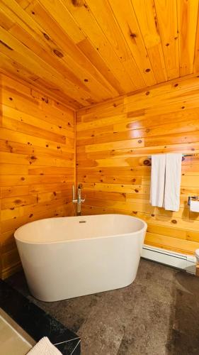Bathroom, Lakewoods Cottage in Algonquin Highlands (ON)