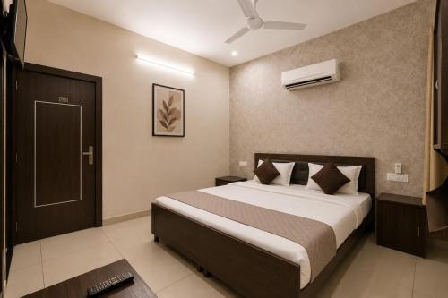 Hotel Devine Opp Jubilee Walk Mall & Near Gurdwara Sohana photo 2