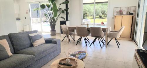 Villa des Oliviers climatisée avec Piscine privée (Villa des Oliviers climatisee avec Piscine privee) in Volonne