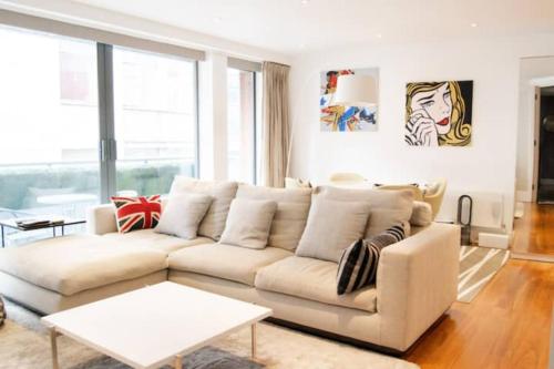 Modern 2 Bedroom with balcony Near Oxford Street, Лондон