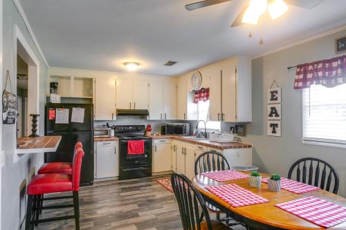 1 Mi to Dtwn! Quaint Vidalia Getaway w/ Patio in Vidalia (GA)