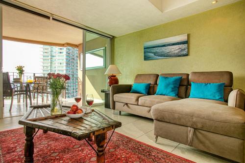 Grand Venetian Beachfront Condo with Cool Views King Bed