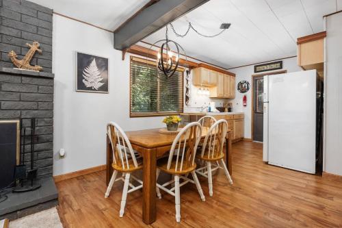 Smoke Tree Hollow AC Pine Air in Shaver Lake (CA)