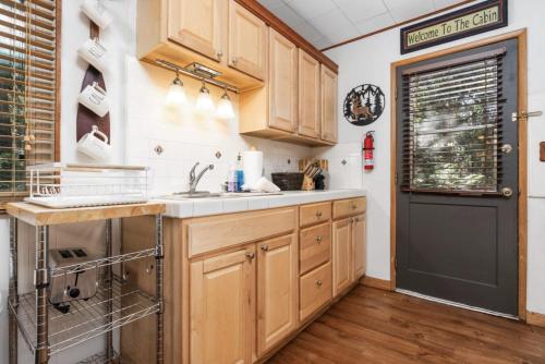 Smoke Tree Hollow AC Pine Air in Shaver Lake (CA)