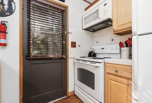Smoke Tree Hollow AC Pine Air in Shaver Lake (CA)