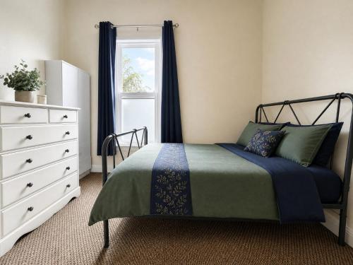 Private Room on Tates Avenue in Central Belfast in มาโลน โลเวอร์