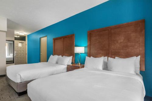 2 queen beds