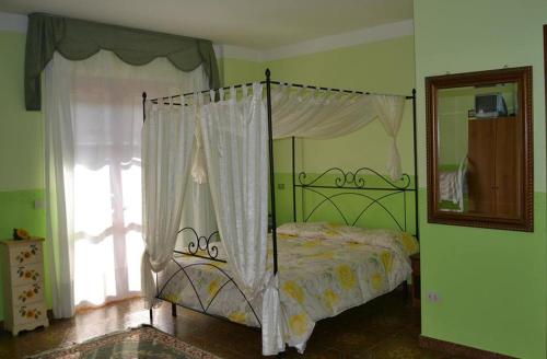 2 queen beds, 1 twin bed