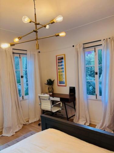 NEW Private Studio Suite Near The Grove amd Patio - image 2