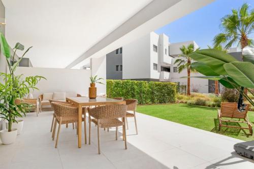 Moderno Oasis con Jardín y Piscinas en Vanian - image 3