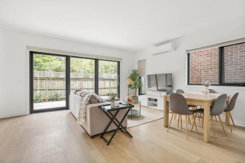 StayAU Modern 4BR Townhouse Bayswater in Croydon