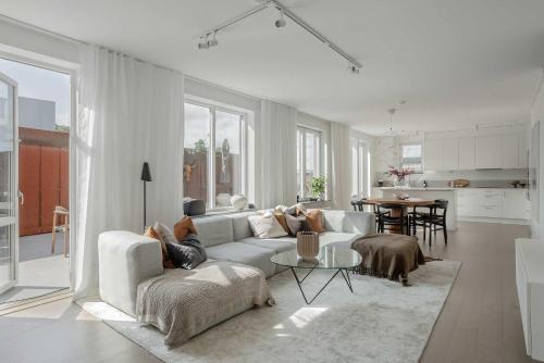 Penthouse Retreat Terrace Sauna & City Living in 오르스타