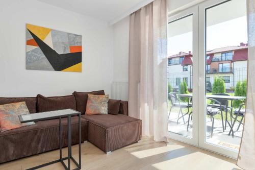 Brązowy Apartament z Ogródkiem Blisko Plaży i Parku Wodnego by Noclegi Renters - image 2